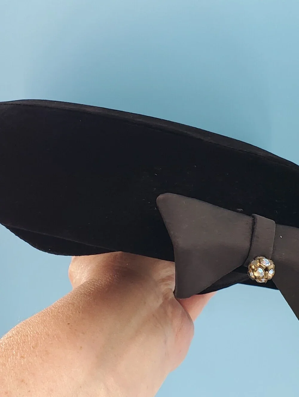 Vintage black velvet hat with flat bow - Picture 7 of 7